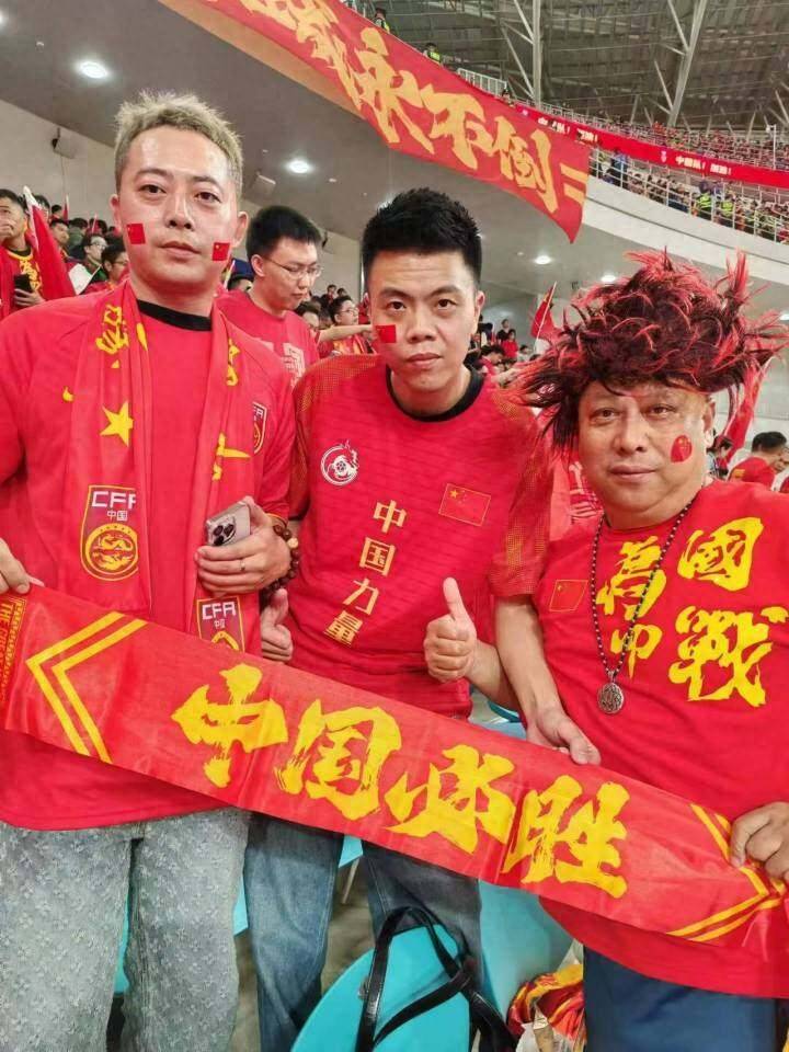 包含赛季末期决赛战况激烈，球迷观赛热情高涨的词条