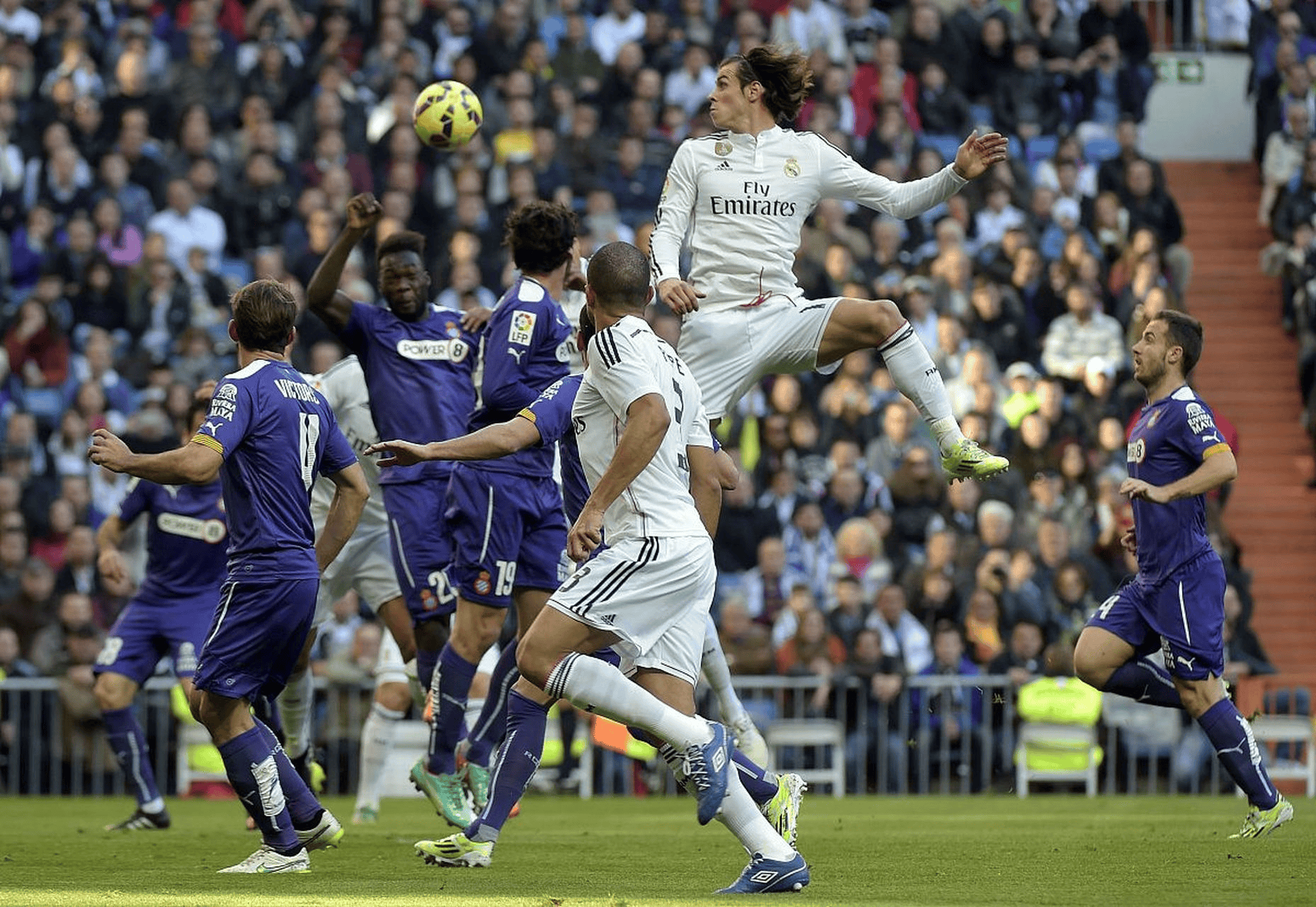 皇马客场3-0完胜比利亚雷亚尔，继续领跑西甲积分榜