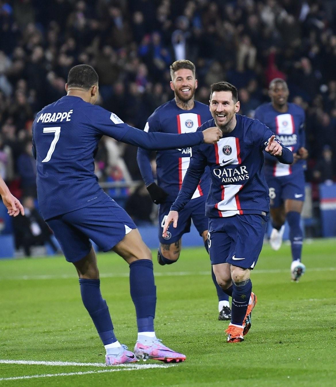 梅西从巴萨转会巴黎圣日耳曼，加盟内马尔夺得冠军